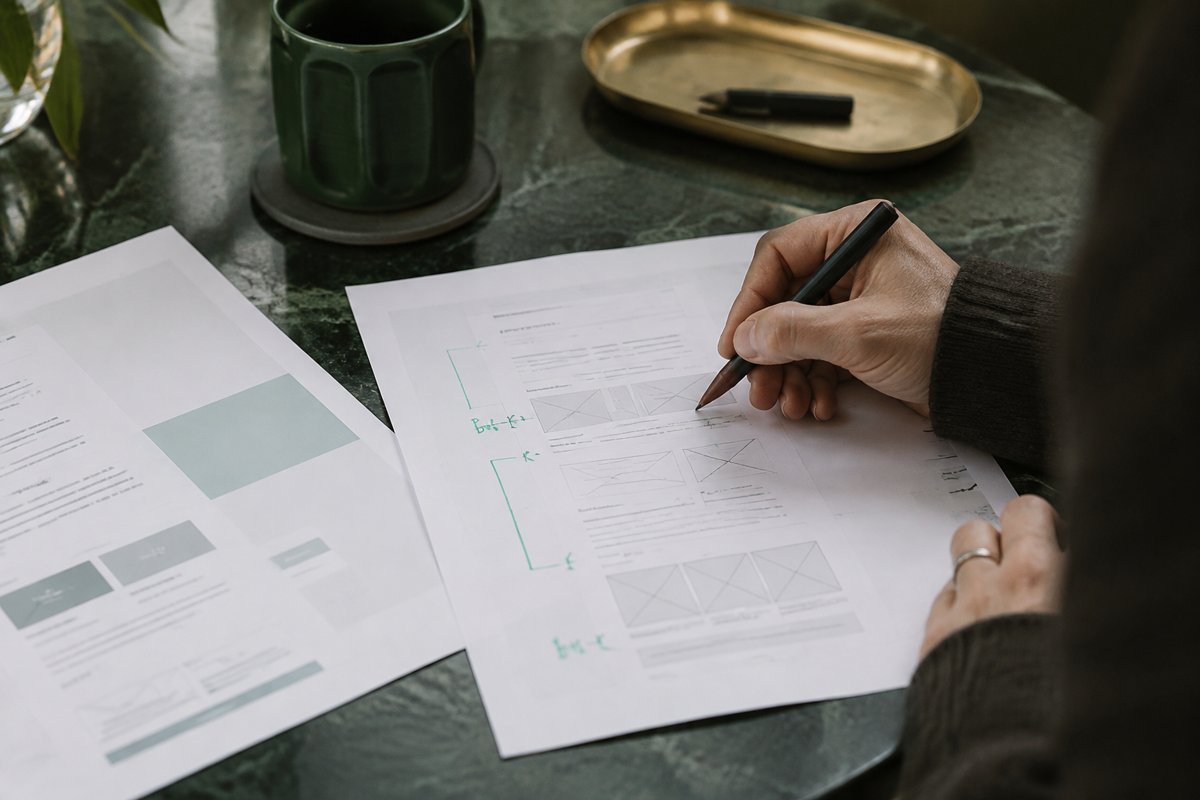 Editor marking heading structure on printed webpage proof